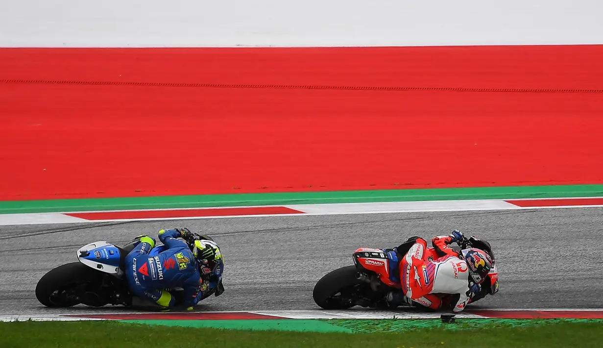 Jorge Martin dibuntuti oleh sang juara bertahan MotoGP dari tim Suzuki Ecstar, Joan Mir. (Foto: AFP/Joe Klamar)