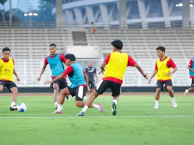 Timnas Indonesia U-22 menggelar latihan perdana untuk persiapan SEA Games di Stadion Madya, Jakarta Pusat, pada Jumat (3/10/2025) sore WIB. (Bola.com/M Iqbal Ichsan)