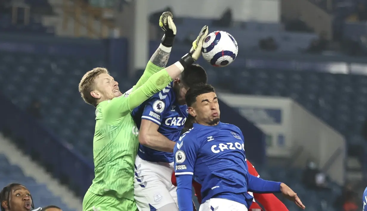 Penjaga gawang Everton Jordan Pickford meninju bola saat bertanding melawan Southampton pada pertandingan lanjutan Liga Inggris di Goodison Park di Liverpool, Inggris, Selasa (2/3/2021). Everton sukses mendapat tiga poin penuh saat menjamu Southampton. (Clive Brunskill/Pool via AP)
