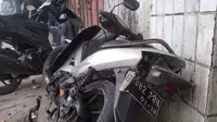 Sepeda motor kontributor SCTV menjadi korban perusakan warga Kampung Pulo, Jatinegara, Jakarta Timur. (Liputan6.com/Istimewa)
