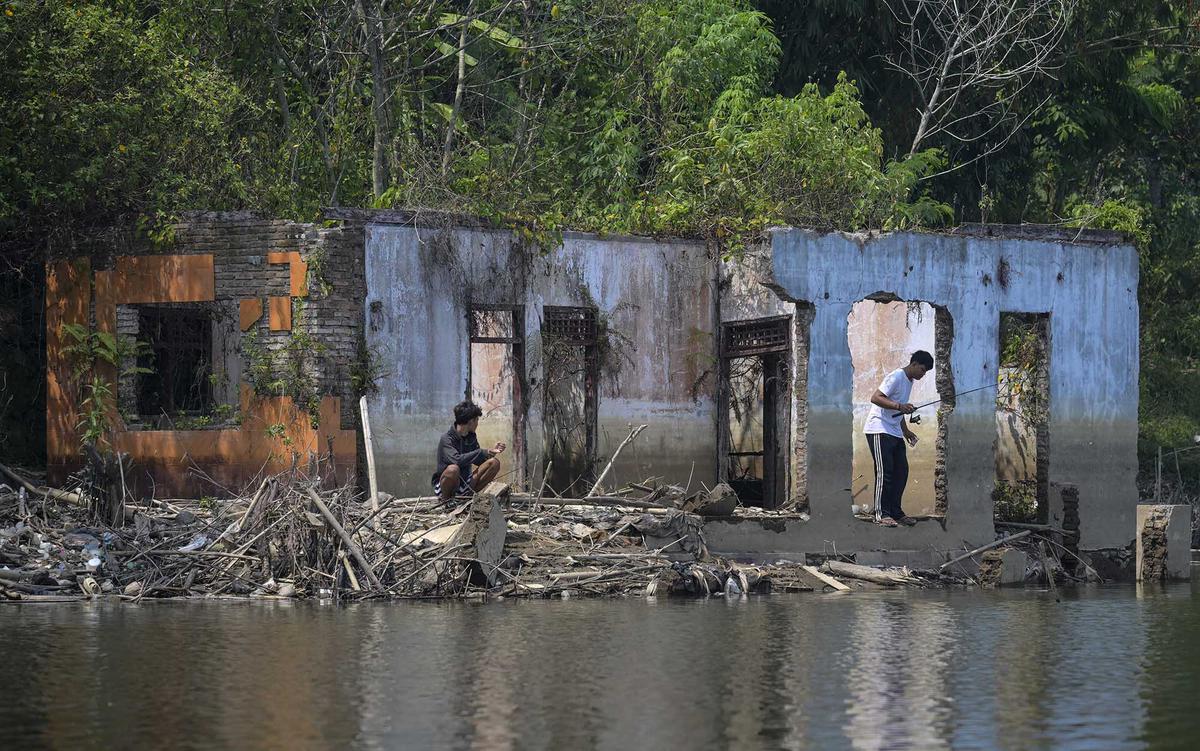 Kekeringan Memunculkan Kembali Kampung di Bendungan Karian