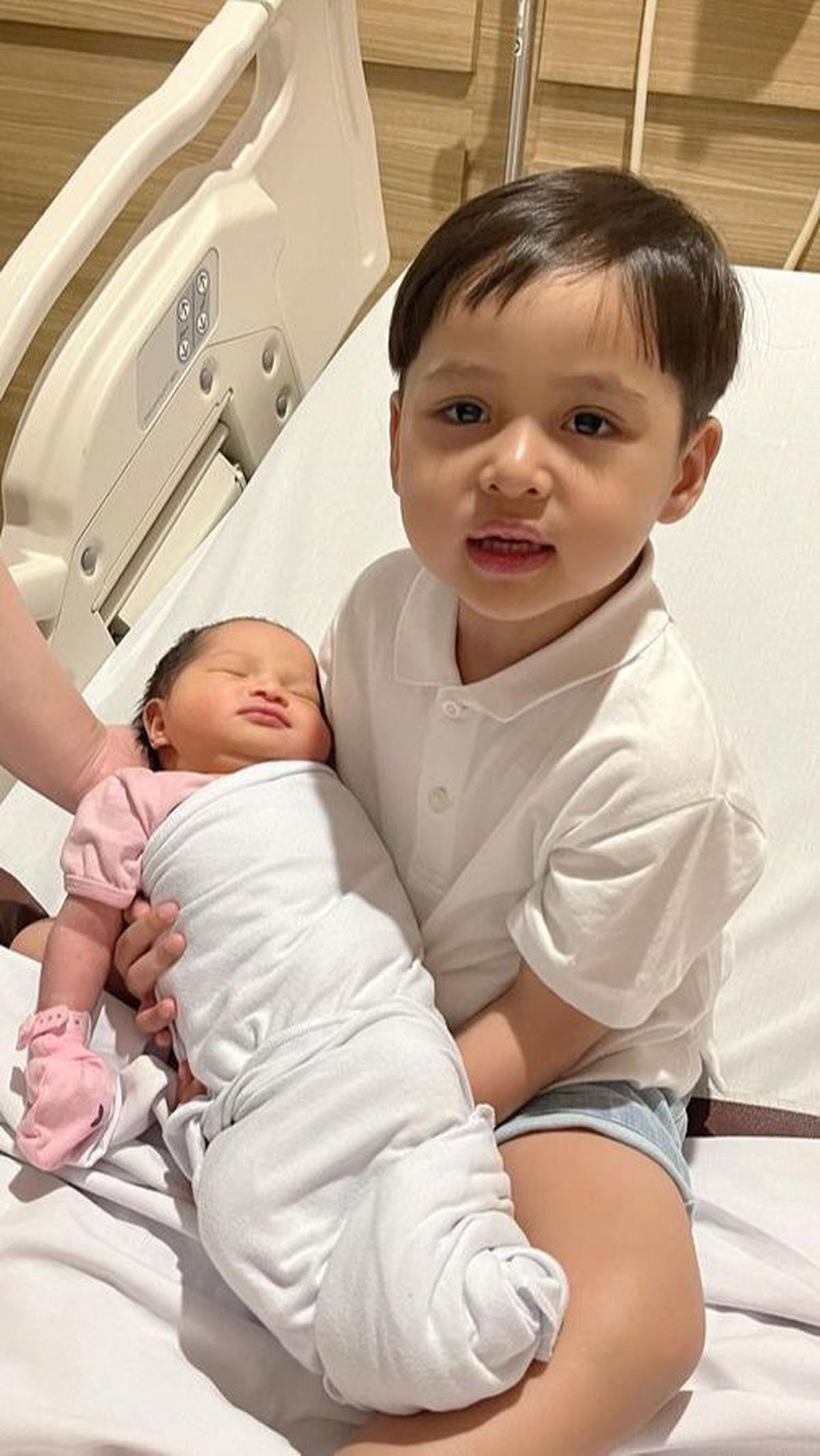 Momen Lucu saat Baby Shafanina Lahir