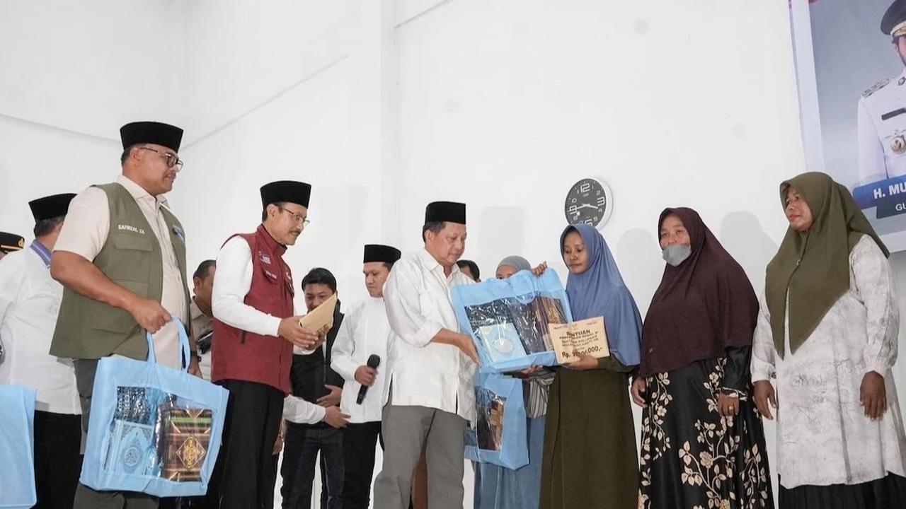 Mendagri Tito Karnavian dan Mensos Gus Ipul saat memberikan bantuan kepada warga Pidie Jaya yang terdampak bencana