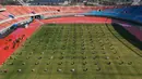Pelamar kerja saat mengikuti ujian tertulis selama tes rekrutmen untuk Ansan Urban Corporation di stadion Wa di Ansan, Korea Selatan (4/8/2020).  Meski kasus corona di Korsel 10.384, dengan angka kematian 200 dan 6.776 sembuh, warga tetap mengikuti tes tersebut.  AFP/YONHAP)