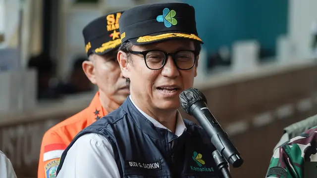 Menkes Budi saat meninjau kesiapan fasilitas mudik Lebaran di Pelabuhan Merak, Banten pada Rabu, 26 Maret 2025. (Dok Sehat Negeriku)