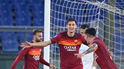 Bek AS Roma, Roger Ibanez (tengah) berselebrasi usai mencetak gol ke gawang CFR Cluj pada pertandingan grup A Liga Europa di di Stadion Olimpiade di Roma (5/11/2020). AS Roma menang telak 5-0 atas CFR Cluj. (AFP/Alberto Pizzoli)