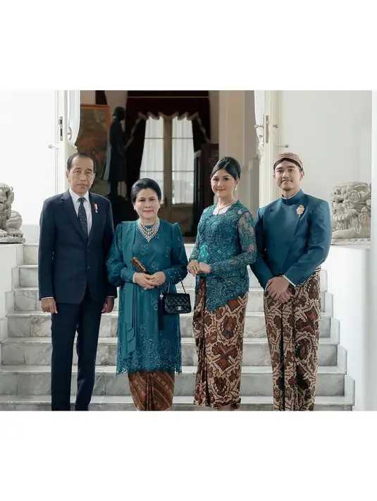 <p>Potret keluarga Jokowi dibalut wastra. Iriana Jokowi tampil seragam mengenakan kebaya bersama sang menantu, Erina Gudono. Keduanya kompak mengenakan kebaya bernuansa hijau, dengan siluet yang berbeda. [Foto: Instagram/kaesangp]</p>