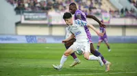 Pemain PSIS Semarang, Taisei Marukawa (kiri) berusaha melewati pemain Persita Tangerang, Yohanes Kandaimu saat laga pekan ke-10 BRI Liga 1 2022/2023 antara Persita Tangerang melawan PSIS Semarang di Stadion Indomilk Arena, Tangerang, Rabu (14/9/2022). (Bola.com/Bagaskara Lazuardi)