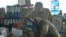 Sejumlah PNS tengah melakukan aktifitas kerja di ruangan, Jakarta, Senin (11/7). ‎Gubernur Basuki T Purnama mengancam akan memberikan sanksi pada PNS di lingkungan Pemprov DKI apabila tidak masuk usai libur lebaran. (Liputan6.com/Yoppy Renato)