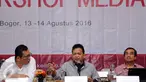 Ketua Komite Ekonomi dan Industri Nasional (KEIN), Soetrisno Bachir (tengah) memberi pandangan saat menjadi pembicara kunci pada Workshop Media di Bogor, Sabtu (13/8/2016). Workshop mensosialisasikan program kerja KEIN. (Liputan6.com/Helmi Fithriansyah)