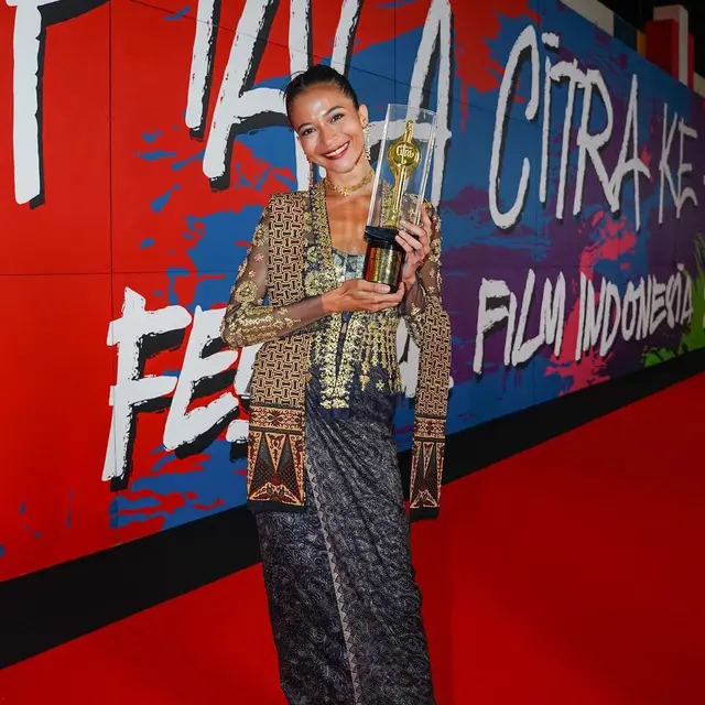 Pesona Eksotis Putri Marino Raih Piala Citra dalam Balutan Kebaya Bernuansa Emas Abu-Abu