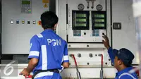 Petugas melakukan kontrol mesin pengisian gas mobile refueling unit (MRU) di kawasan Waduk Pluit, Jakarta, Selasa (16/2/2016). PT Perusahaan Gas Negara (PGN) berencana membangun 60 unit SPBG hingga 2019. (Liputan6.com/Yoppy Renato)