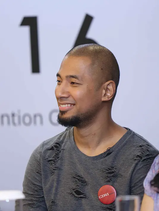 Sebagai orangtua, ia juga membebaskan ketiga anaknya. Ia tidak mau memaksakan pilihan agama yang dianut oleh anak-anaknya. (Nurwahyunan/Bintang.com)