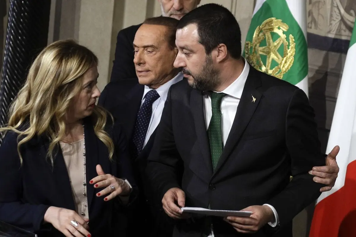 Pemimpin Forza Italia Silvio Berlusconi, tengah, Pemimpin partai Brothers of Italy Giorgia Meloni, kiri, dan Pemimpin Liga Utara Matteo Salvini. (AP/Gregorio Borgia, File)