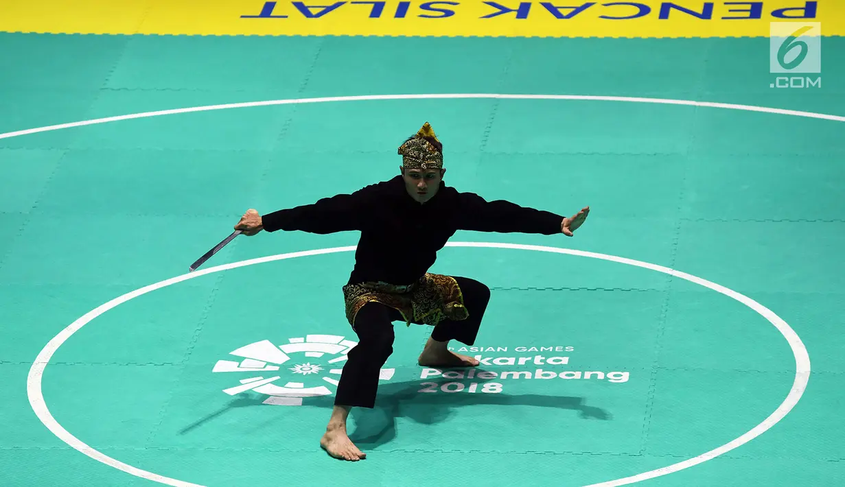 Pesilat Indonesia Sugianto tampil dalam babak final tunggal putra pencak silat seni Asian Games 2018 di Padepokan Pencak Silat TMII, Jakarta, Rabu (29/8). Sugianto berhasil meraih emas dengan nilai tertinggi 471. (Merdeka.com/ Imam Buhori)