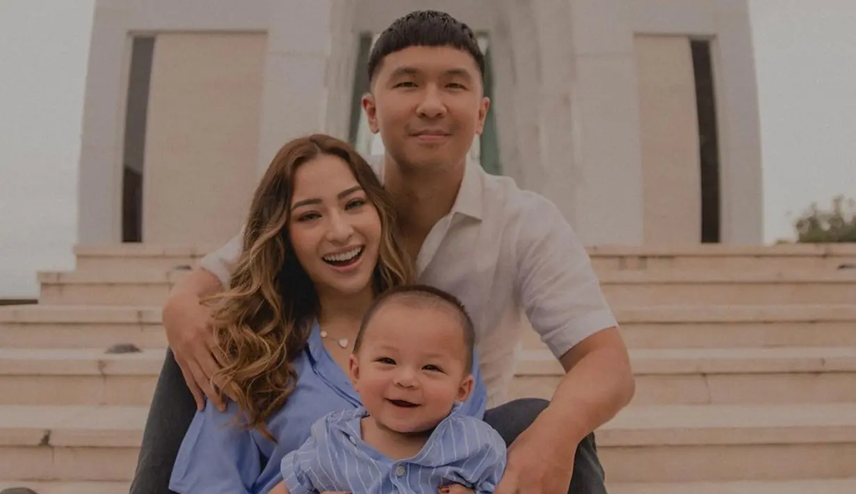 <p>Tak sedikit orang yang menyebut jika Baby Izz semakin besar mirip dengan sang ayah. Baby Izz memiliki darah keturunan Tionghoa dari sang ayah dan darah Minang dari sang ibu.(Liputan6.com/IG/@indpriw)</p>