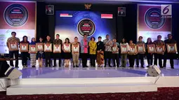 Sejumlah penerima penghargaan berpose dalam acara dalam acara Warta Ekonomi Corporate Secretary Award 2017 di Jakarta, Selasa (5/12). PT Surya Citra Media Tbk (SCMA) memperoleh predikat perusahaan dengan tata kelola yang baik (Liputan6.com/Johan Tallo)