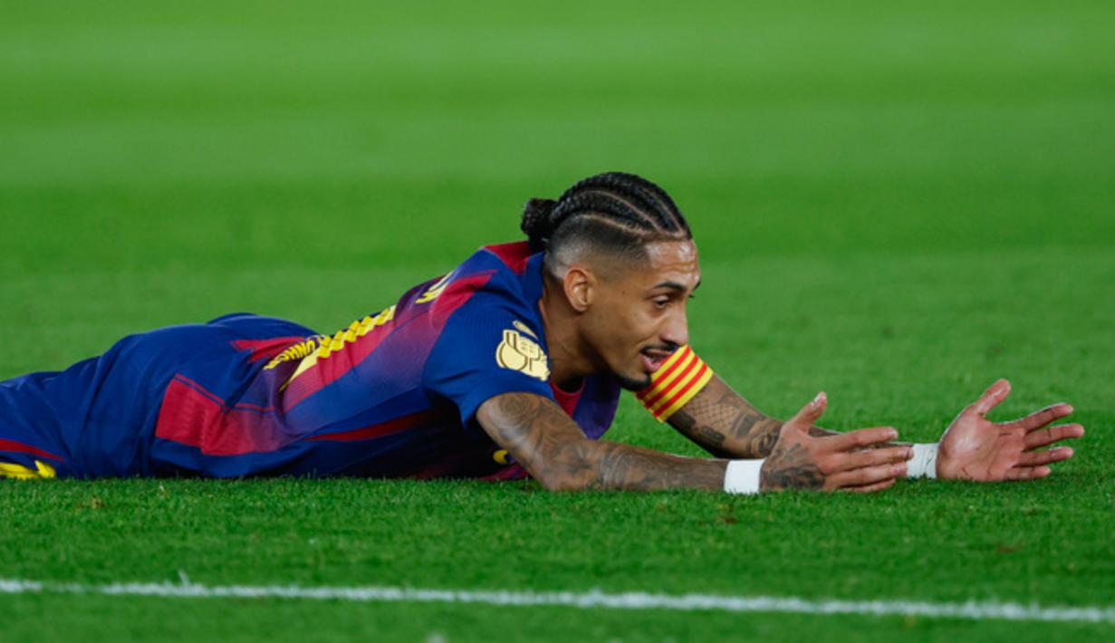 Pemain Barcelona, Raphinha, tampak kecewa setelah laga melawan Atletico Madrid pada leg kedua Copa del Rey 2025/2026 di Stadion Camp Nou, Rabu (04/03/2026). (AP Photo/Joan Monfort)