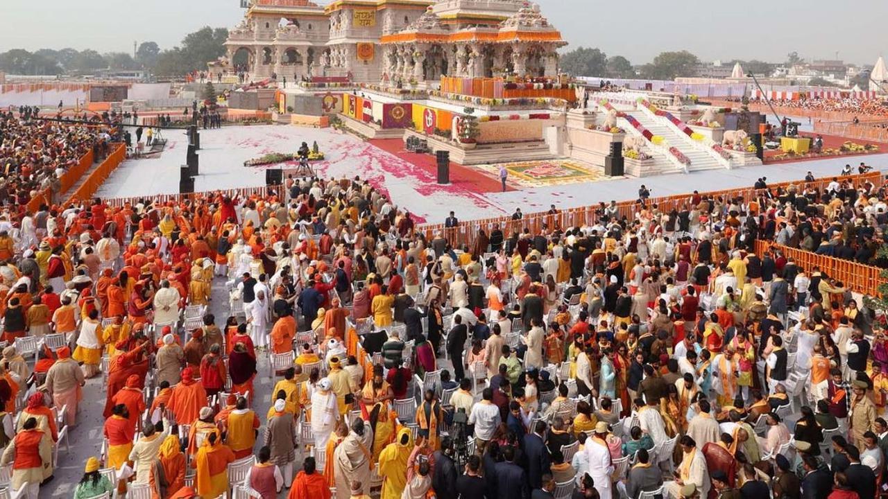 Perdana Menteri India Narendra Modi memimpin penahbisan sebuah kuil megah yang didedikasikan untuk dewa Hindu, Lord Ram di Ayodhya, India, pada Senin (22/1/2024). Peresmian kuil ini dihadiri ribuan umat Hindu dari berbagai penjuru India. Foto: India's Pre