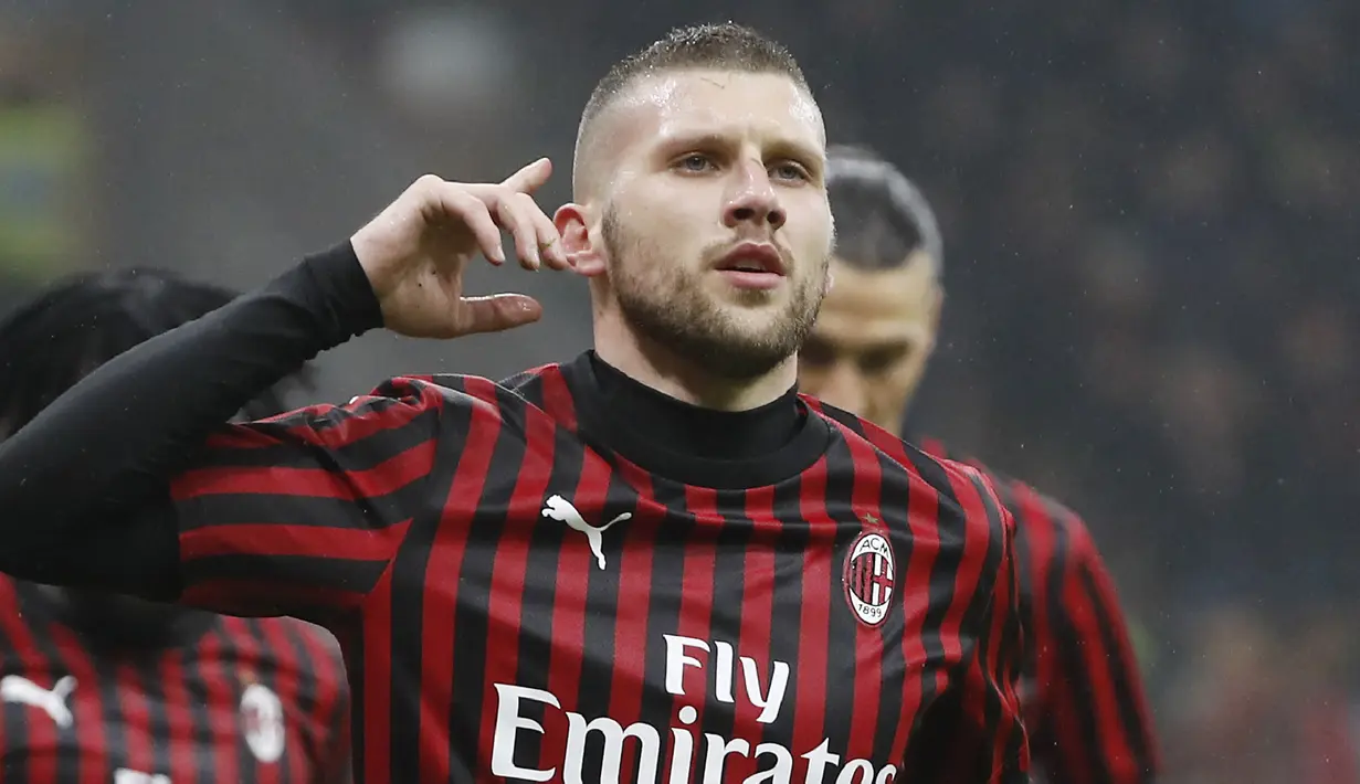 Penyerang AC Milan, Ante Rebic berselebrasi usai mencetak gol ke gawang Torino pada pertandingan lanjutan Liga Serie A Italia di stadion San Siro, di Milan, Italia, (18/2/2020). Gol tunggal Rebic mengantar Milan menang tipis atas Torino 1-0. (AP Photo/Antonio Calanni)