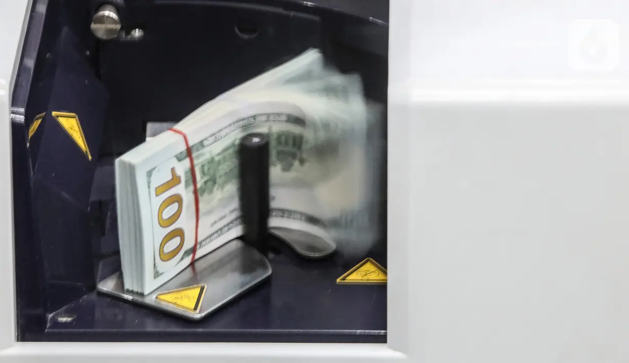 Mesin menghitung pecahan 100 dolar AS di jasa penukaran uang, Melawai, Jakarta, Rabu (28/9/2022). Nilai tukar rupiah tembus Rp15.236 per dolar AS pukul 10.41 WIB pada perdagangan Rabu (28/9/2022). (Liputan6.com/Johan Tallo)