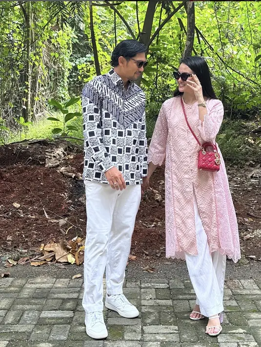 Tampil dengan kebaya modern bisa didapat dengan tunik etnik. Kali ini Ririn ciptakan gaya tunik yang begitu sederhana namun tak lekang oleh waktu.  [Foto: Instagram. Ririn Ekawati]