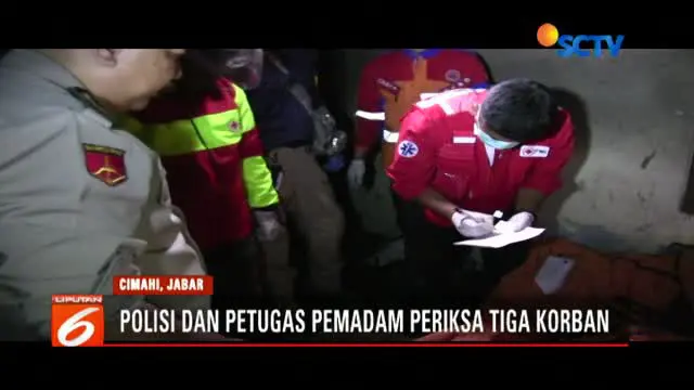 Polisi dan petugas pemadam kebakaran memeriksa jenazah Nurhayati dan Ama Khusnukhotimah dan Hana Khairunisa.