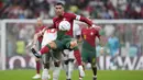 <p>Pemain Portugal,&nbsp;Cristiano Ronaldo (kanan) berebut bola dengan pemain Swiss, Granit Xhaka saat laga 16 besar Piala Dunia 2022 yang berlangsung di Lusail Stadium, Selasa (06/12/2022) waktu setempat. (AP/Manu Fernandez)</p>