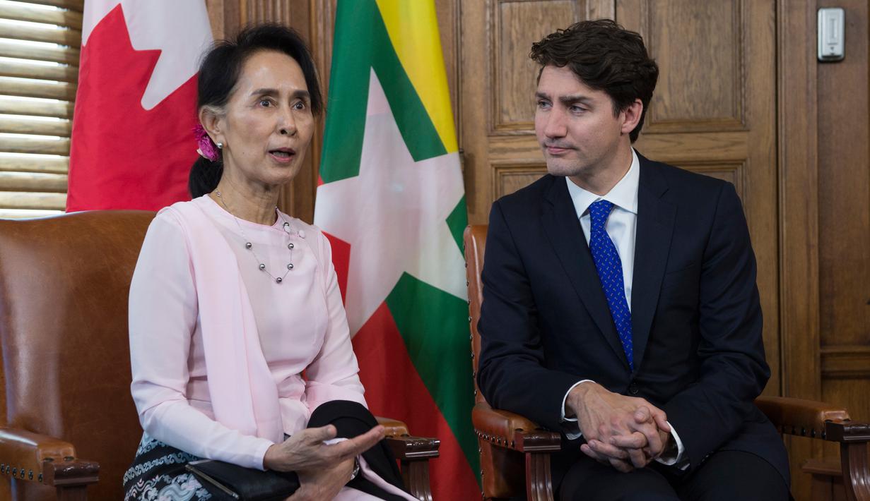 Penasehat negara Myanmar, Aung San Suu Kyi saat berbincang dengan Perdana Menteri Kanada, Justin Trudeau di Ottawa, Ontario, Kanada, (7/6). Suu Kyi merupakan warga kehormatan Kanada. (Adrian Wyld/The Canadian Press via AP)