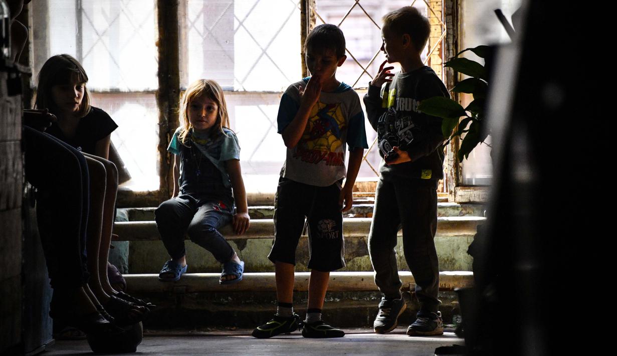 Anak-anak bermain di koridor komunal asrama untuk pekerja pabrik tekstil Proletarka di Kota Tver, Rusia, 8 Agustus 2020. Dua dari sekitar 50 bangunan neo-Gotik di Proletarka dihias dengan medali emas pada Pameran Universal 1900 di Paris. (Alexander NEMENOV/AFP)