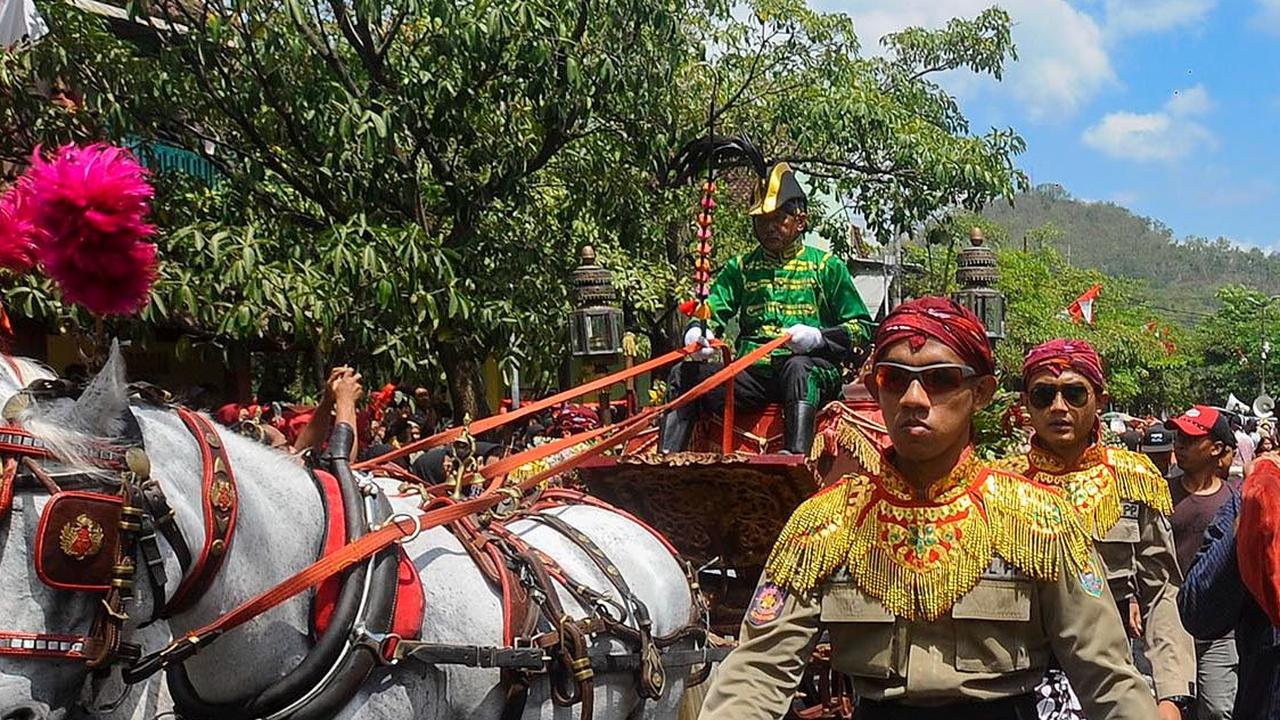 FOTO: Semarak Kirab Pusaka, Kereta Kencana hingga Prajurit Keraton Yogyakarta Ramaikan Jalan Raya Kota Trenggalek