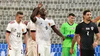 Striker Belgia, Romelu Lukaku (tengah) melakukan selebrasi usai mencetak gol ke gawang Kroasia dalam laga uji coba menjelang berlangsungnya Euro 2020 di King Baudouin Stadium, Brussels, Minggu (6/6/2021). Belgia menang 1-0 atas Kroasia. (AP/Francisco Seco)