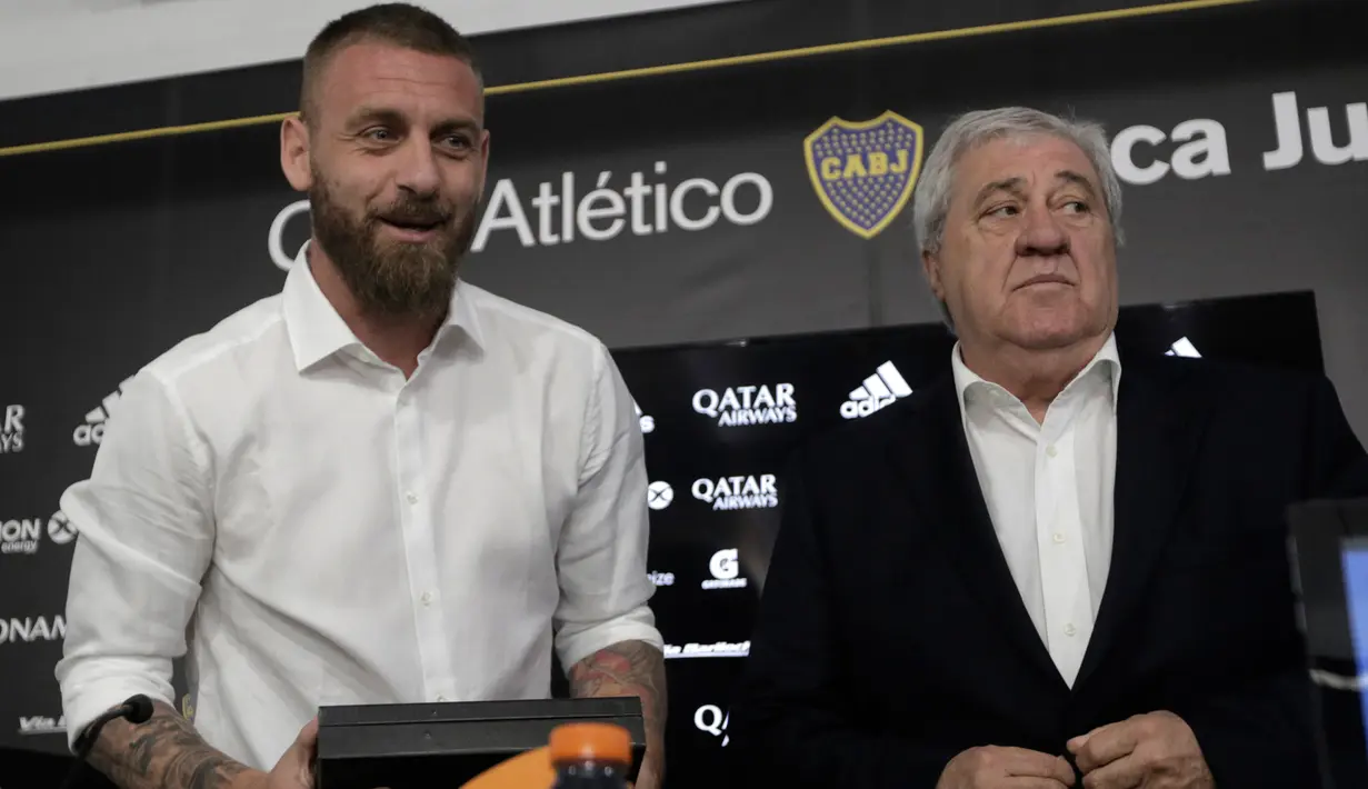 Legenda AS Roma, Daniele De Rossi seusai menyatakan pensiun dalam konferensi pers bersama Presiden Boca Juniors, Jorge Amor Ameal di Buenos Aires, Senin (6/1/2020). De Rossi mengakhiri kontrak bersama klub Argentina itu, yang merekrutnya sejak awal musim 2019/2020. (Enrique SANTOS / AFP)