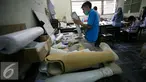 Seorang teknisi sedang mengukur proses pembuatan kaki palsu di Pusat Rehabilitasi YAKKUM yogyakarta, (18/2). Pusat Rehabilitasi YAKKUM memproduksi alat bantu berupa kaki palsu untuk penyandang difabel. (Liputan6.com/Boy Harjanto)