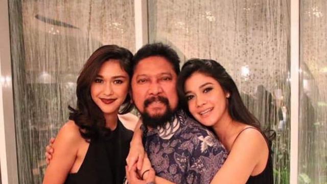 6 Potret Kebersamaan Seleb dengan Orang Tua yang Beda Keyakinan, Saling Menghormati