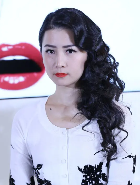 'Seperti pengantin tradisional, kan harus pakai lipstik merah,' kata  perancang busana vintage Pupu Paula. (Galih W Satria/Bintang.com)