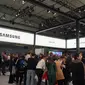 Pengunjung booth Samsung di MWC 2018. (Liputan6.com/ Agustin Setyo W)