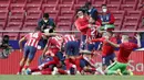 Para pemain Atletico Madrid merayakan gol yang dicetak oleh Luis Suarez ke gawang Osasuna pada laga Liga Spanyol di Stadion Wanda Metropolitano, Minggu (16/5/2021). Atletico Madrid menang dengan skor 2-1. (AP/Manu Fernandez)