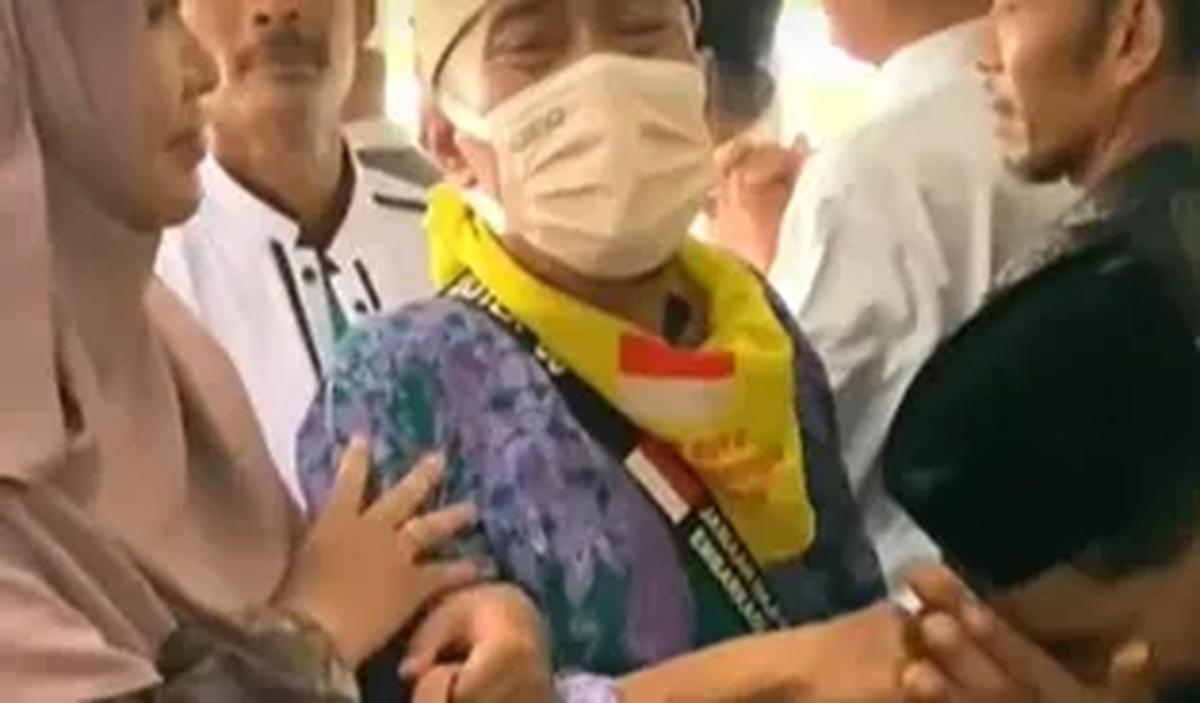 Momen mengharukan datang dari jemaah haji asal Pacitan ini. Ia begitu sedih saat pulang ke rumah lantaran sang istri telah tiada. Video ini diunggah oleh akun TikTok @dianagustining.