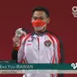 Lifter Indonesia Eko Yuli Irawan meraih medal perak cabang angkat besi 61kg putra pada Olimpiade Tokyo 2020 di Tokyo International Forum, Minggu 25 Juli 2021. (foto: Indosiar)