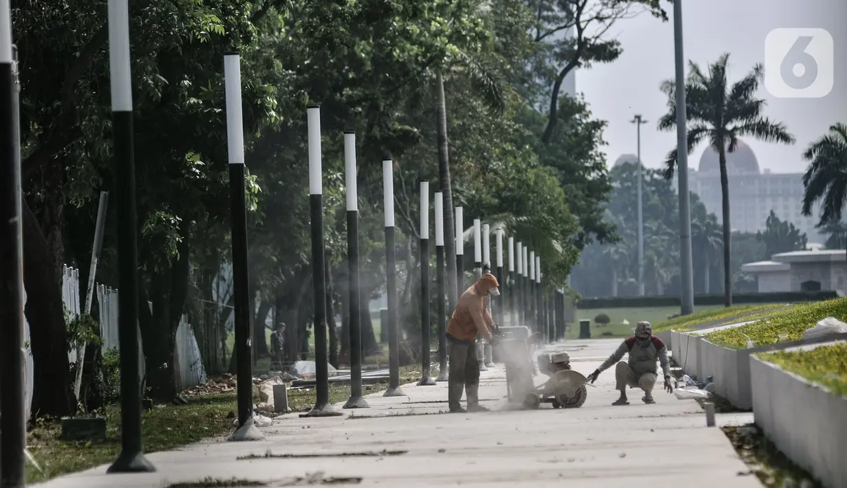 Aktivitas pekerja saat menyelesaikan proyek revitalisasi Plaza Selatan Monumen Nasional (Monas), Jakarta, Senin (6/7/2020). Proyek revitalisasi yang menelan biaya Rp71 miliar dan sempat menuai polemik tersebut kini hampir rampung. (merdeka.com/Iqbal S. Nugroho)