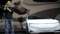 CEO LeEco, Jia Yueting mengendalikan melalui perintah suara dari smartphonenya saat memperkenalkan mobil listrik di Beijing, China (20/4). Mobil listrik pertama buatan LeEco ini dapat melaju self-driving atau tanpa awak. (REUTERS/Damir Sagolj)