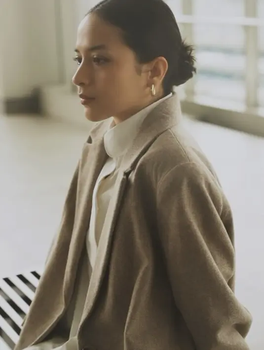 Terlihat effortless chic, paduan warna menjadi kunci tampilan. [Foto: Instagram/ Putri Marino]