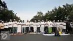 Sejumlah demonstran melaksanakan salat ashar di sela-sela demo 4 November 2016 di depan Balai Kota, Jalan Medan Merdeka Selatan, Jakarta, Jumat (4/11). Mereka melaksanakan shalat ashar berjamaah di lokasi demo. (Liputan6.com/Yoppy Renato)