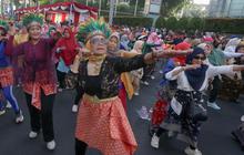 FOTO: Keseruan Menari Poco-Poco Berbalut Kebaya di CFD Jakarta