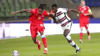 Pemain Luksemburg Gerson Rodrigues dikejar oleh pemain Portugal Nuno Mendes pada pertandingan Grup A kualifikasi Piala Dunia 2022 di Stadion Josy Barthel, Luksemburg, Selasa (30/3/2021). Portugal menang 3-1. (AP Photo/Olivier Matthys)