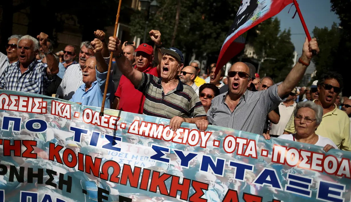 Aksi sejumlah kakek memprotes pemotongan tunjangan pensiun mereka di Athena, Yunani, Seni (3/10). Sekitar 1.500 pensiunan melakukan aksi long march ke kantor Perdana Menteri Alexis Tsipras. (REUTERS / Alkis Konstantinidis)