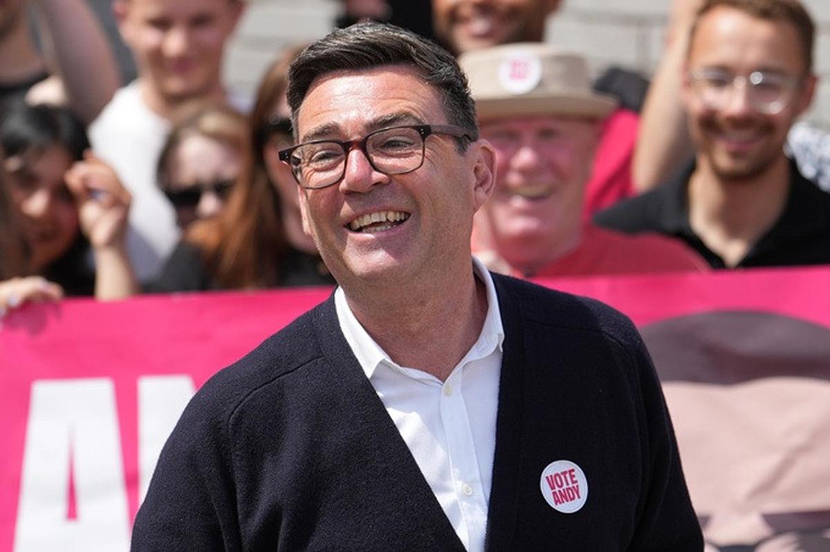 Andy Burnham, kandidat Partai Buruh untuk daerah pemilihan Makerfield, menyampaikan pidato di hadapan para pendukungnya saat pemilihan sela di Makerfield, Inggris, Kamis (18/6/2026).