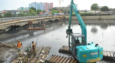 Petugas dari Dinas Kebersihan DKI menggunakan alat berat untuk membersihkan sampah di kali yang berada di kawasan Cengkareng, Jakarta, Kamis (11/2). Kegiatan ini sebagai upaya Pemkot Jakarta Barat mengatasi banjir. (Liputan6.com/Faisal R Syam)