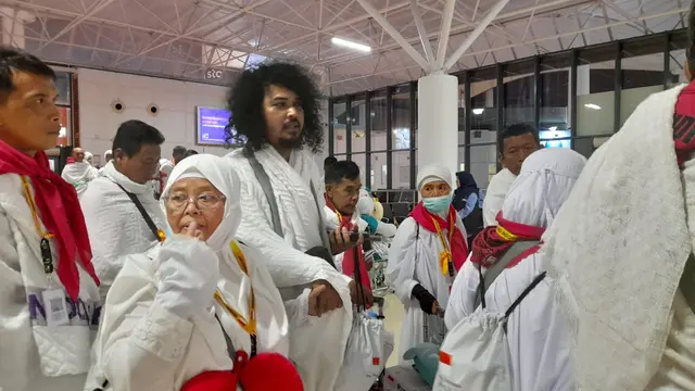 Bakti Sang Anak Lelaki dari Cirebon, Dampingi Ibunda Gantikan Ayah Berhaji Secara Mandiri pada 2025